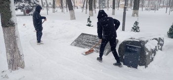 Накануне Международного дня памяти жертв преступления геноцида, учащиеся школ провели уборку снега на воинских захоронениях