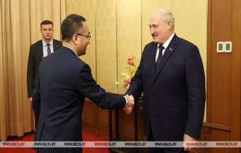 Лукашенко заявил о желании развивать производство автомобилей в Беларуси в сотрудничестве с китайской "ФАВ Груп"
